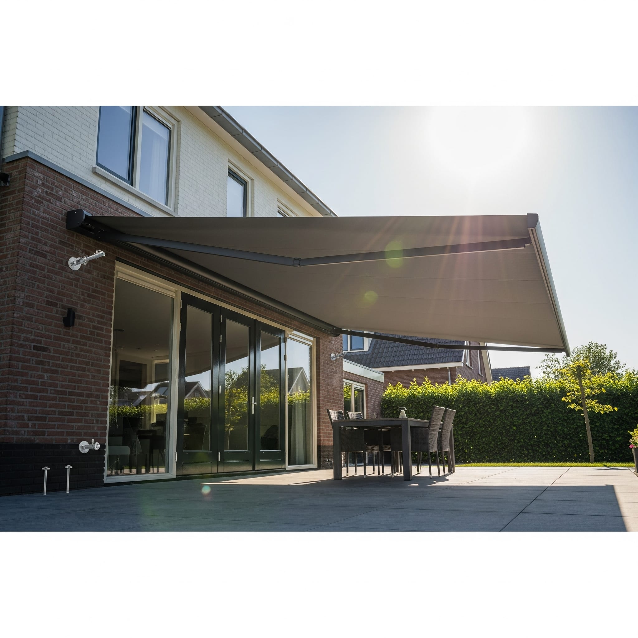 Buiten zonnescherm laten plaatsen door Klusbedrijf Henk Oost in Den Helder